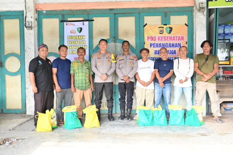 Kapolres Pidie Bersama Bhayangkari Serahkan Bansos kepada Masyarakat Korban Banjir