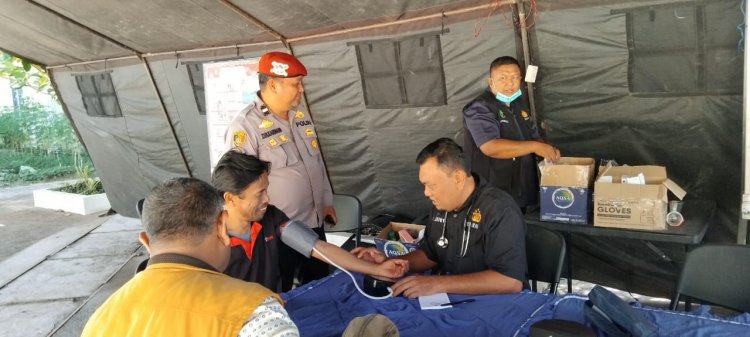 Polres Aceh Tengah Berikan Layanan Kesehatan Gratis bagi Pengungsi Korban Bencana Alam
