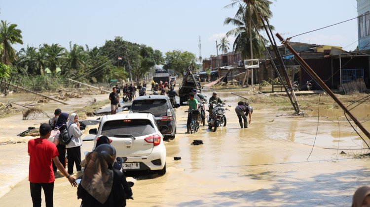 Kapolda Aceh “Menerobos” Lumpur dan Banjir tiba di Tamiang, pastikan penanganan banjir berjalan cepat dan terkoordinasi.