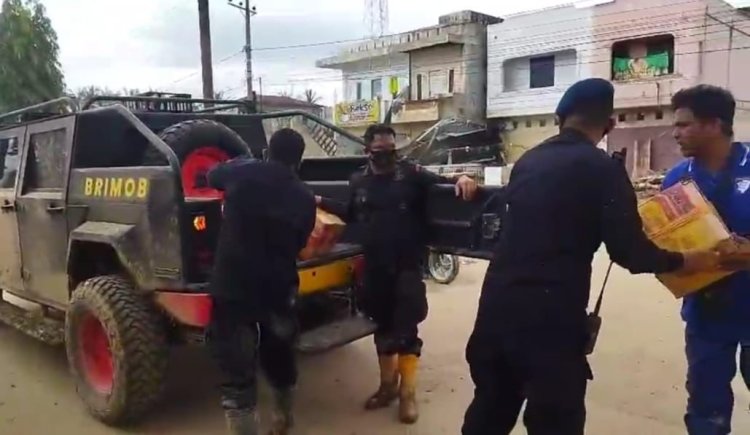 Polisi Bagikan Makanan untuk Korban Banjir, Redam Kepanikan dan Pastikan Distribusi Bantuan Tetap Lancar