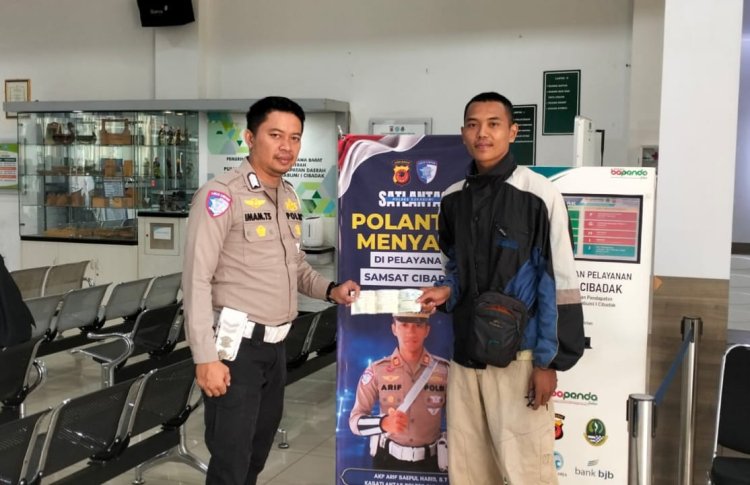 Dukung Program "Polantas Menyapa", Bukti Komitmen Polisi Hadir Melayani Masyarakat di Samsat Cibadak