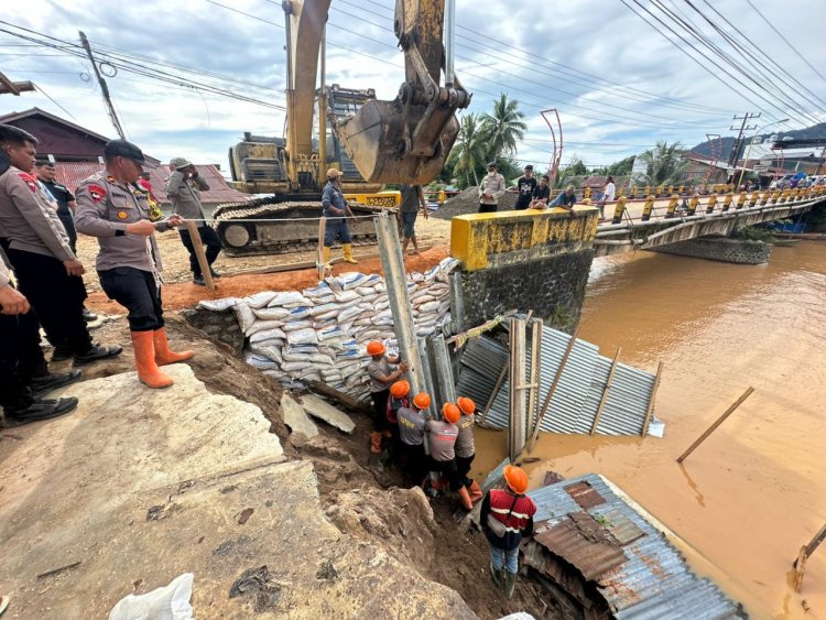 Akses Antarwilayah Pulih, Brimob Sumut Rampungkan Perbaikan Jembatan Halangan dalam 3 Hari
