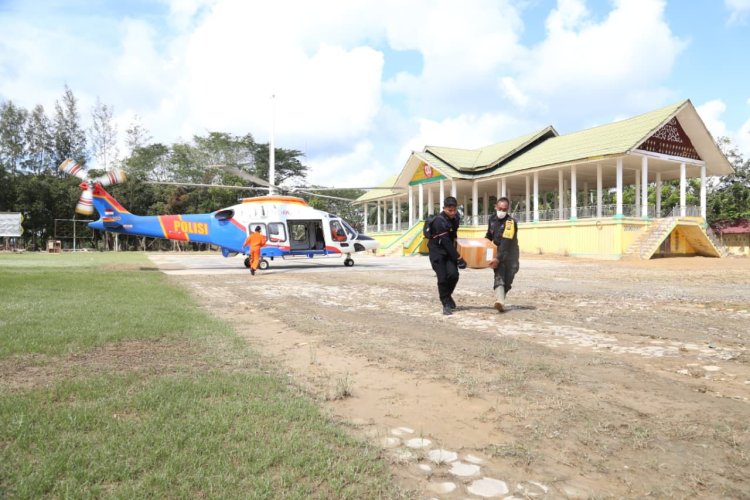 Helikopter AW169 Polri Distribusikan 348 Kg Logistik Kemanusiaan untuk Korban Bencana di Aceh Tamiang