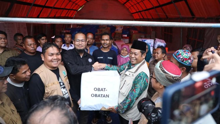 Menteri Nusron Salurkan Bantuan dan Dengar Jeritan Warga yang Kehilangan Keluarga di Kabupaten Agam