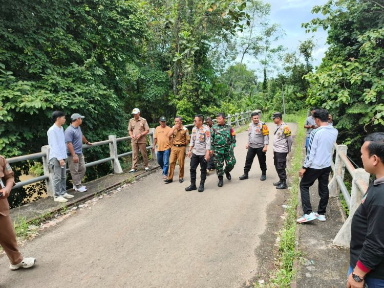Tanggap Waspada dan Antisipasi Banjir, Polsek Blambangan Umpu Bersama Forkopimcam Lakukan Pengecekan Debit Air Sungai