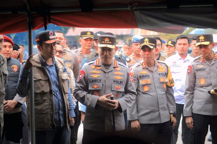 Kapolri Tinjau Pengungsian di Aceh Tengah, Salurkan Bantuan untuk Korban Bencana