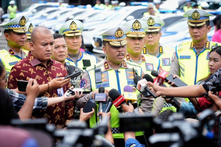 ‎Kakorlantas Polri Lepas Tim Kemanusiaan, Berikan Bantuan Mobil Patroli dan Sembako Untuk Aceh dan Sumut