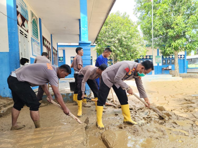 Polres Pidie Gelar Gotong Royong Bersihkan SD Negeri Kandang Pasca Banjir