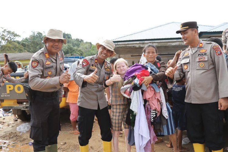 Selimut Sehangat Kasih Ibu  Polres Tapteng Bagikan Bantuan Pakaian untuk Korban Banjir