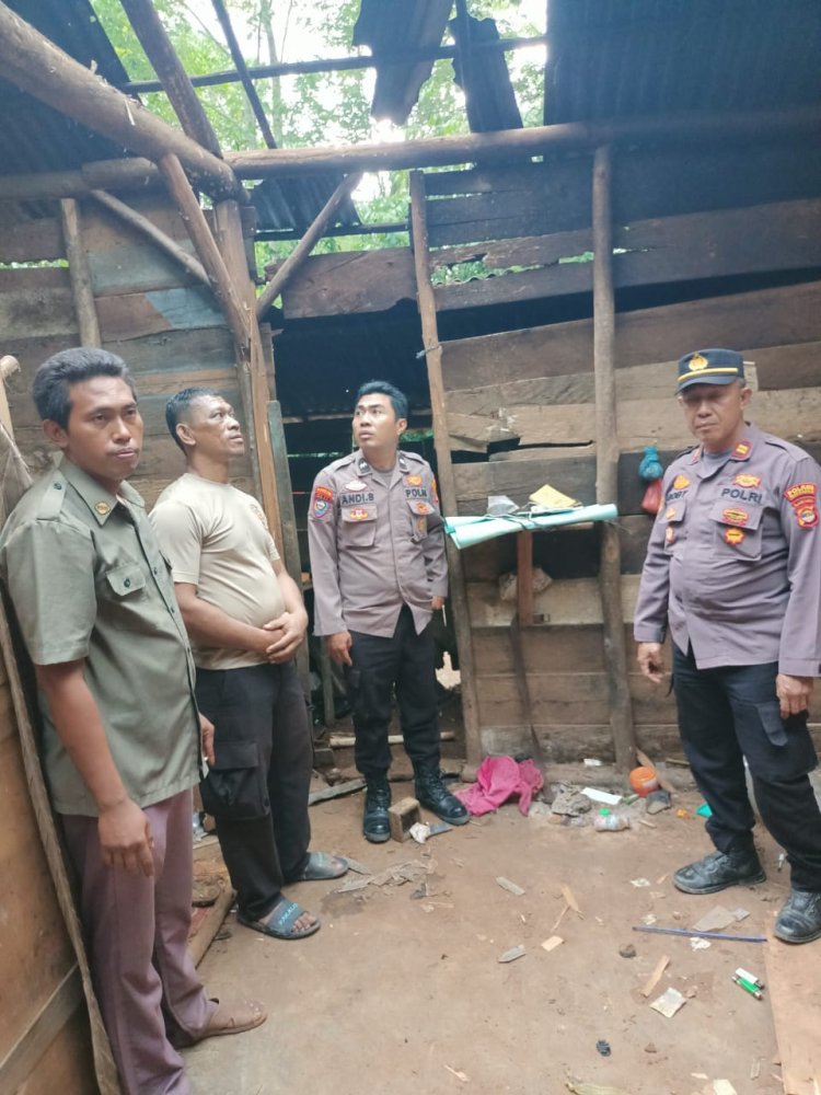 Rumah Warga Tersambar Petir, Kapolres Way Kanan Salurkan Bantuan Bagi Korban di Rebang Tangkas   