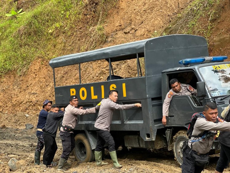 Menembus Medan Lumpur, Tim Trail Seulanga Polres Pidie Antar Bantuan ke Wilayah Terisolir Aceh Tengah