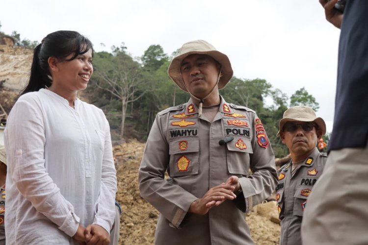 Polwan Tapteng Lupakan Selamatkan Harta Demi Evakuasi Tetangga dari Longsor
