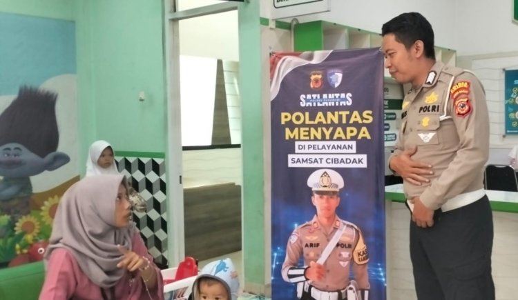 ‎Satlantas Polres Sukabumi Gelar "Polantas Menyapa" di Samsat Cibadak, Tumbuhkan Hubungan dengan Masyarakat