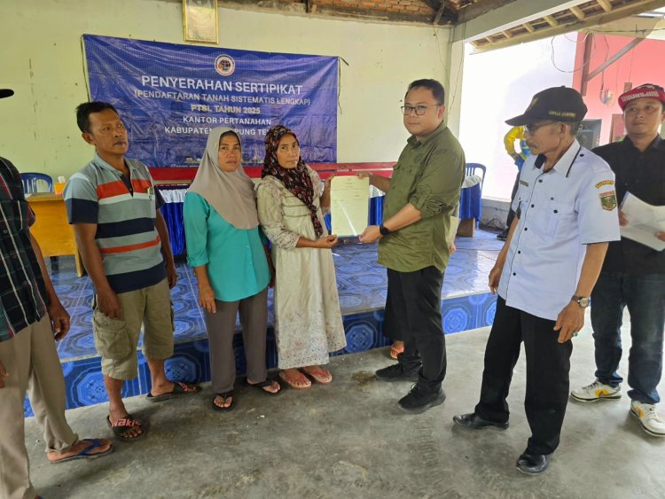 Kantah Kabupaten Lampung Tengah Bagikan Sertipikat di 2 Kampung