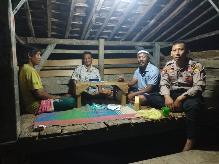 Sosialisasi Layanan 110, Kanit Binmas Polsek Bumi Agung Sambangi Pos Satkamling