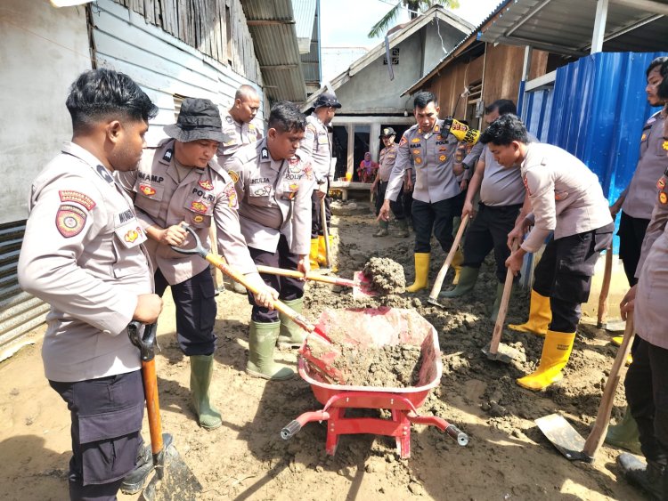 Wujud Kepedulian Polri, Polres Pidie Gelar Pembersihan Rumah Warga Pasca Banjir