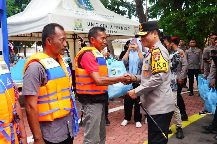 Kapolda Metro Jaya Pimpin Apel 1.000 Nelayan Kamtibmas di Kepulauan Seribu