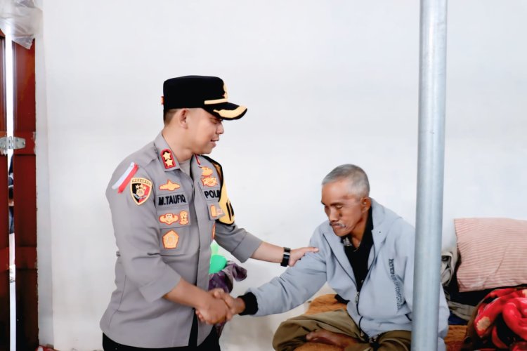 Kapolres Aceh Tengah Sapa Warga Pengungsi di Kecamatan Ketol, Salurkan Bantuan Kemanusiaan