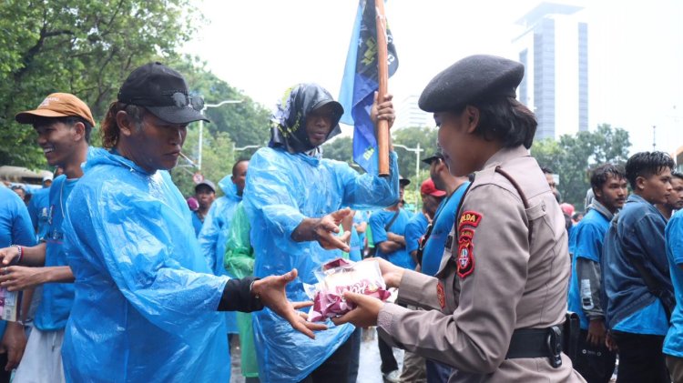 Polwan Bagikan Roti dan Air Mineral, Aksi Nelayan di Silang Selatan Monas Tetap Tertib Meski Diguyur Hujan