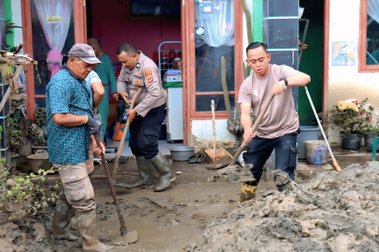 Polri, PLN, dan Warga Aceh Tengah Bersatu Gotong Royong Bersihkan Pustu Kebayakan
