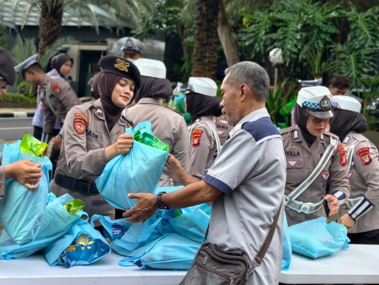 Polda Metro Jaya Hadir untuk Ojol dan PHL Lewat Program Jum’at Peduli