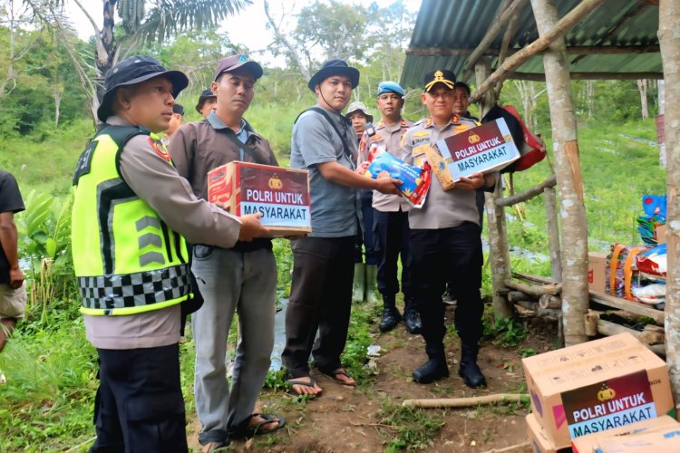 Kapolres Aceh Tengah Serahkan Bantuan untuk Warga Celala Terdampak Bencana dan Terisolasi