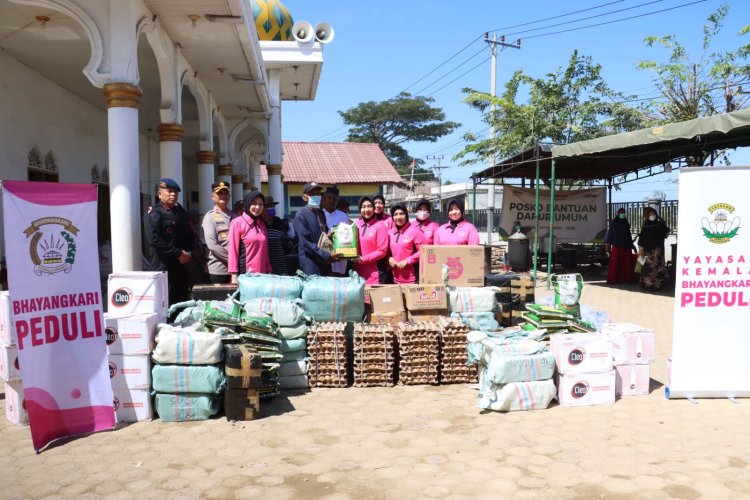 Ketua Bhayangkari Daerah Aceh Kembali Salurkan Bantuan untuk Korban Banjir di Pidie Jaya