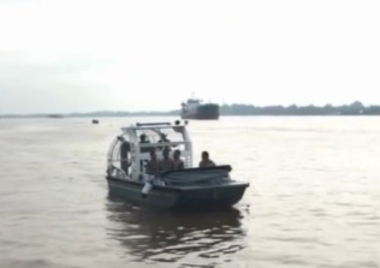 Polri Siagakan Swam Boat di Kutablang Bireuen, Bantu Mobilitas Warga Pascabencana