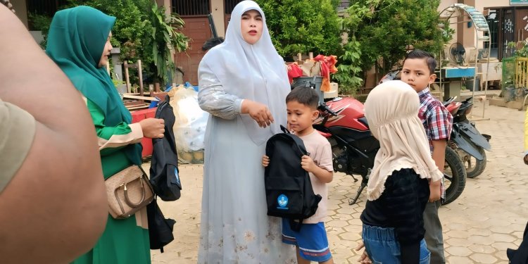 Ringankan Beban Pascabencana, SDN 11 Langsa Bagikan Tas dan Perlengkapan Sekolah