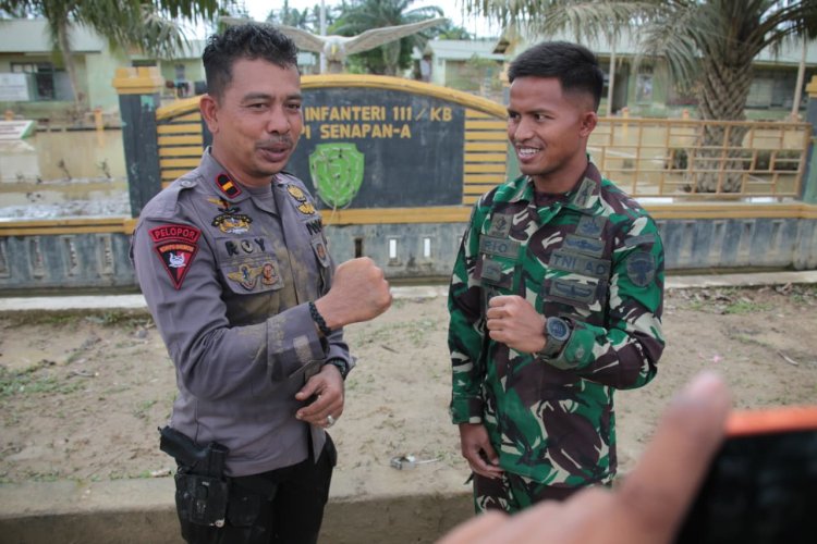 Polri Bantu Kuras Air Yang Merendam Kompi Senapan A Yonif 111 / Karma Bakti, Aceh Tamiang