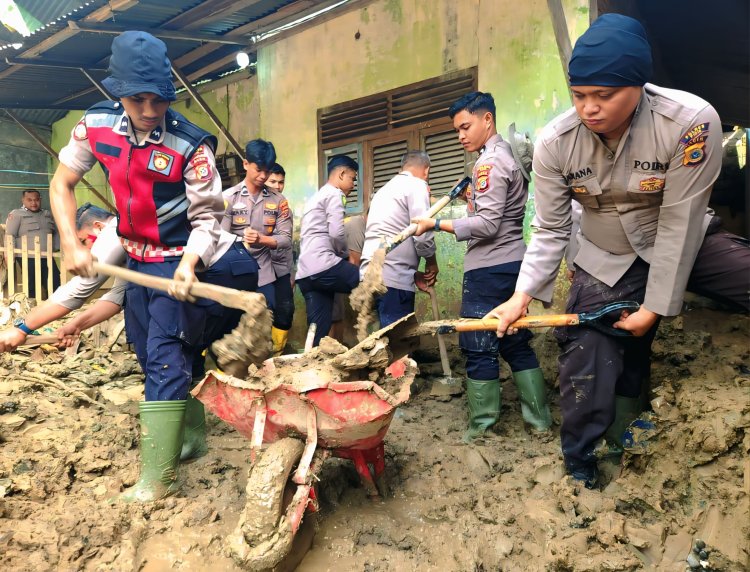 Wujud Kepedulian Polri, Polres Pidie Bersihkan Rumah Warga Sentosa