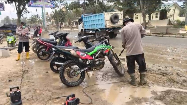 Bengkel dan Cuci Motor Mobile Polres Aceh Tamiang Untuk Masyarakat Terdampak Banjir
