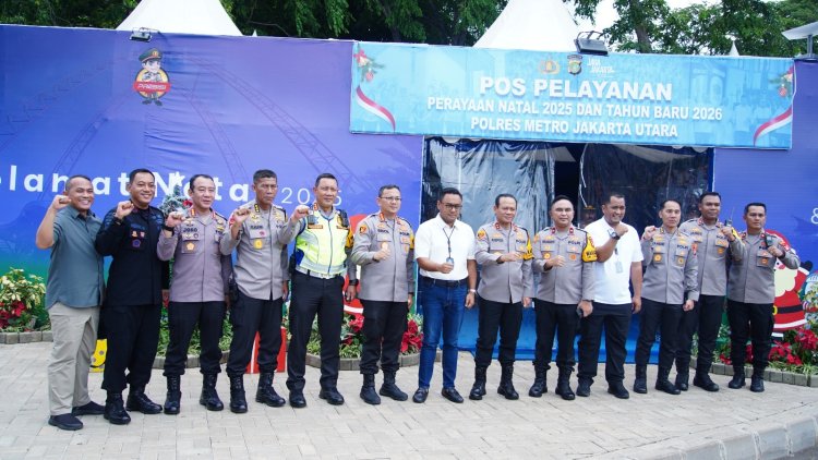 Pantau Libur Akhir Tahun di Ancol, Kapolda Metro Jaya Bagi-bagi Cokelat ke Pengunjung