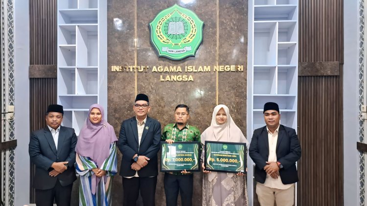 Rektor IAIN Langsa Serahkan Penghargaan Publikasi Ilmiah kepada Dosen Berprestasi