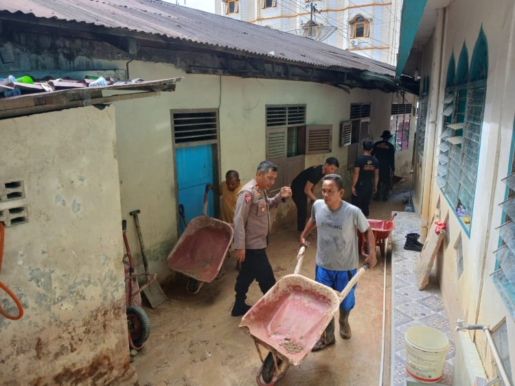 Personil Polres Sibolga Melaksanakan Pembersihan Akses Jalan Pasca Longsor