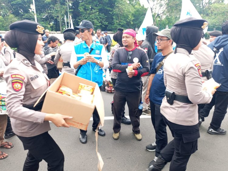 Polri Tunjukkan Kepedulian, Polwan Polda Metro Jaya Bagi Roti dan Air Mineral ke Massa Aksi Buruh di Gambir