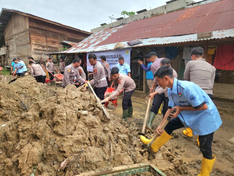 Sinergi Polres Pidie, PLN, dan Warga Gotong Royong Bersihkan Jalan di Gampong Baro Yaman