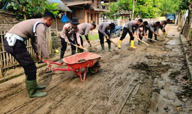 Wujud Nyata Polri untuk Masyarakat, Polres Pidie Bersihkan Jalan di Gampong Tiba Mesjid Mutiara Timur