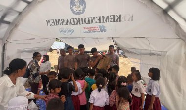 Brimob Polda Sumut Bersama Dinas Pendidikan Tapanuli Tengah Salurkan Bantuan Perlengkapan Sekolah ke Sekolah Darurat