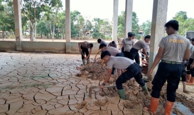 Brimob Polda Sumut Bersihkan Lumpur di Aula SMP Swasta Santo Fransiskus Pandan Pascabencana