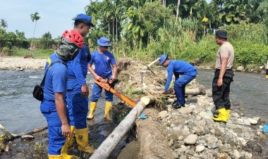 Tim SAR Korpolairud BKO Polda Jabar Bangun Jembatan Sementara di Padang Pariaman, Akses Warga Patamuan Kembali Terhubung