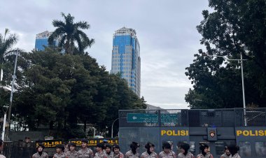 Polisi Bagikan Snack dan Air Mineral ke Massa Aksi Buruh di Depan Gedung Danareksa