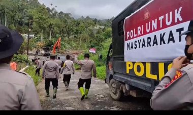 Di Tengah Lumpur dan Harapan, Polri Bersama Warga Buka Akses Jalan Kampung Setie Pascabencana