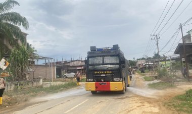 Cegah Risiko ISPA, Polres Aceh Selatan Terjunkan Water Cannon Bersihkan Debu Sisa Banjir   