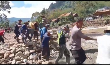 Tak Kenal Hari Libur, Polri Bersama Warga Bangun Jembatan Darurat Pascabencana di Aceh Tengah