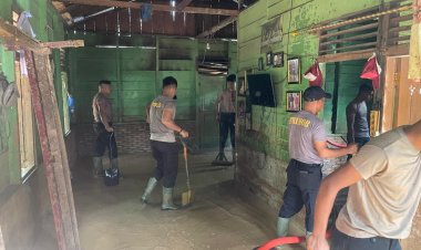 Brimob Polda Sumut Gotong Royong Bersihkan Rumah Warga Terdampak Banjir dan Longsor di Tapanuli Tengah
