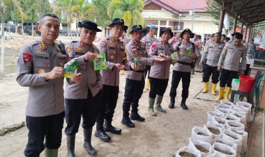 Manfaatkan Lumpur Banjir, Kapolda Aceh Serahkan Ribuan Karung Tanam Untuk Masyarakat Aceh Tamiang