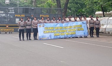 Pelayanan Humanis, Polwan Polda Metro Jaya Bagikan Air dan Snack saat Aksi Ojol Nasional