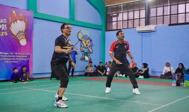Sekjen ATR/BPN Ikuti Laga Eksibisi Pembukaan Kejuaraan Bulutangkis HUT ke-54 KORPRI