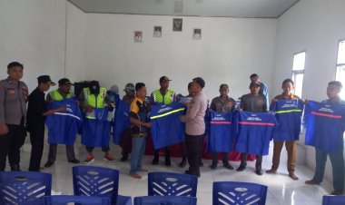 Satbinmas Polres Way Kanan Beri Pembinaan Satkamling di Balai Kampung